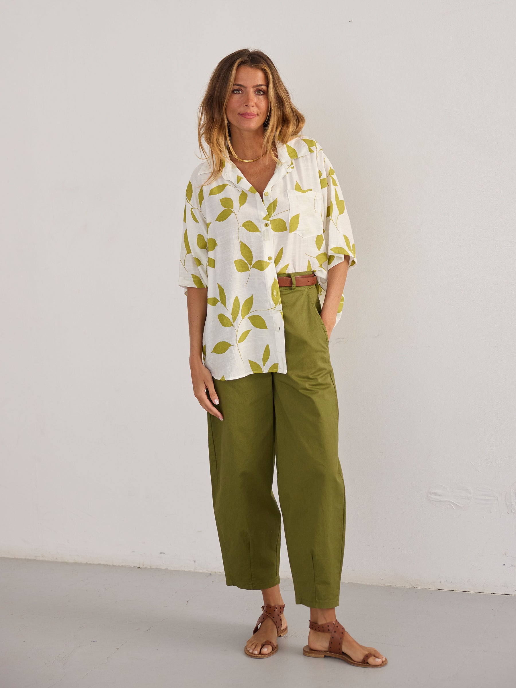 Camisa de color caqui