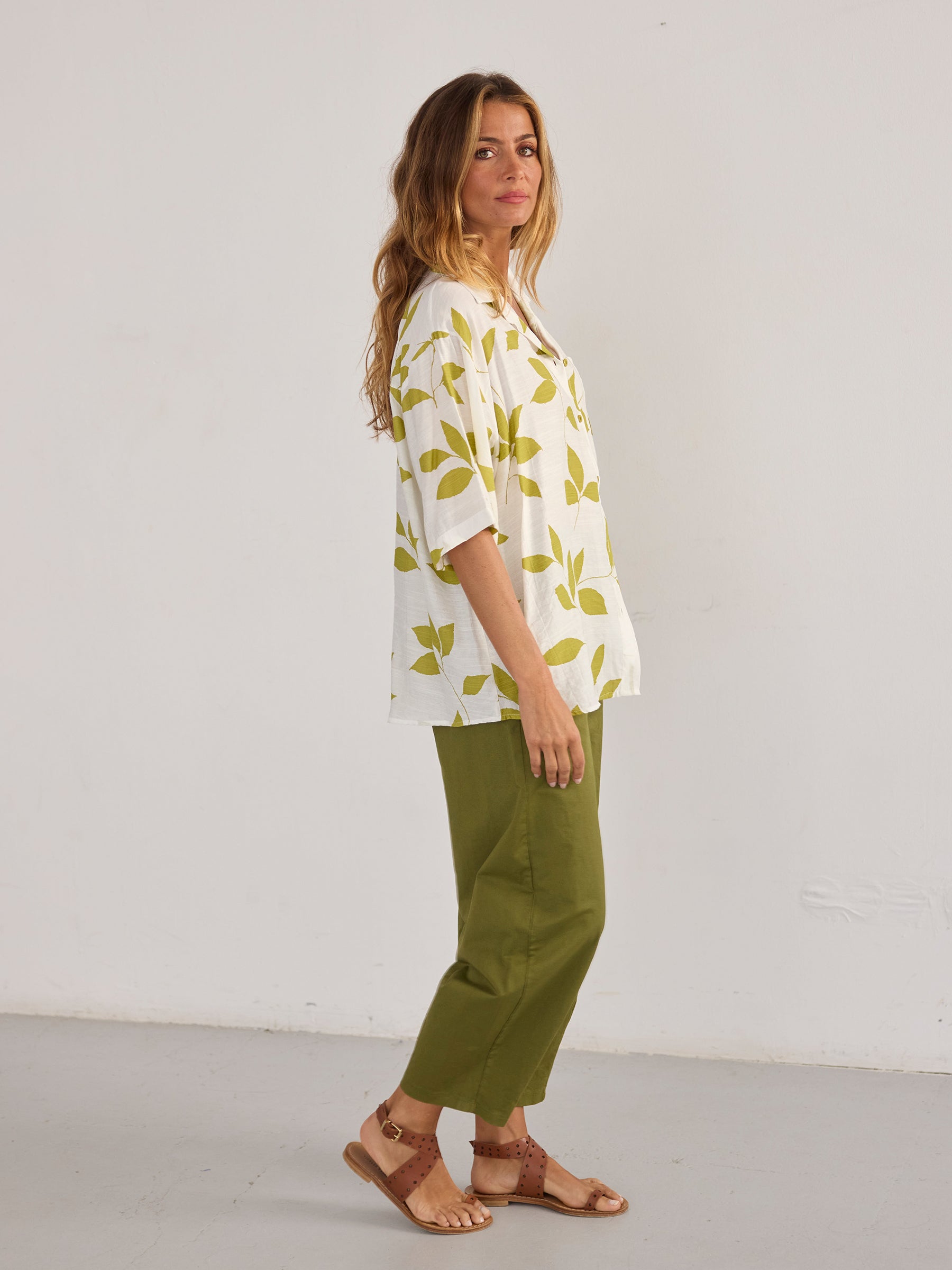 Camisa de color caqui