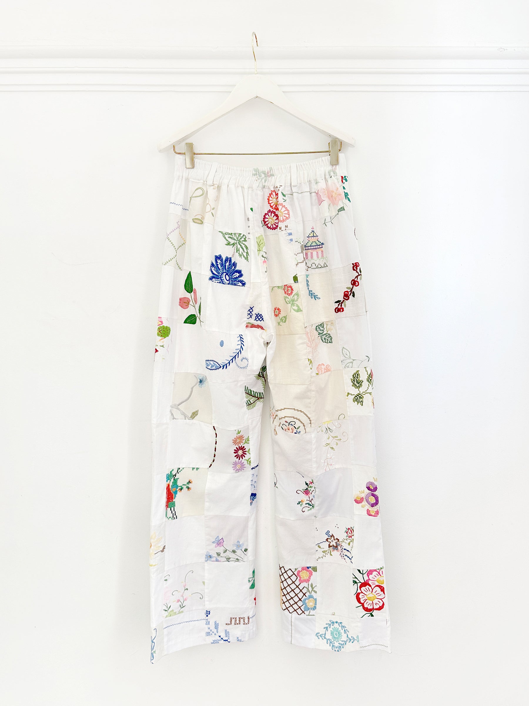 Pantalones bordados