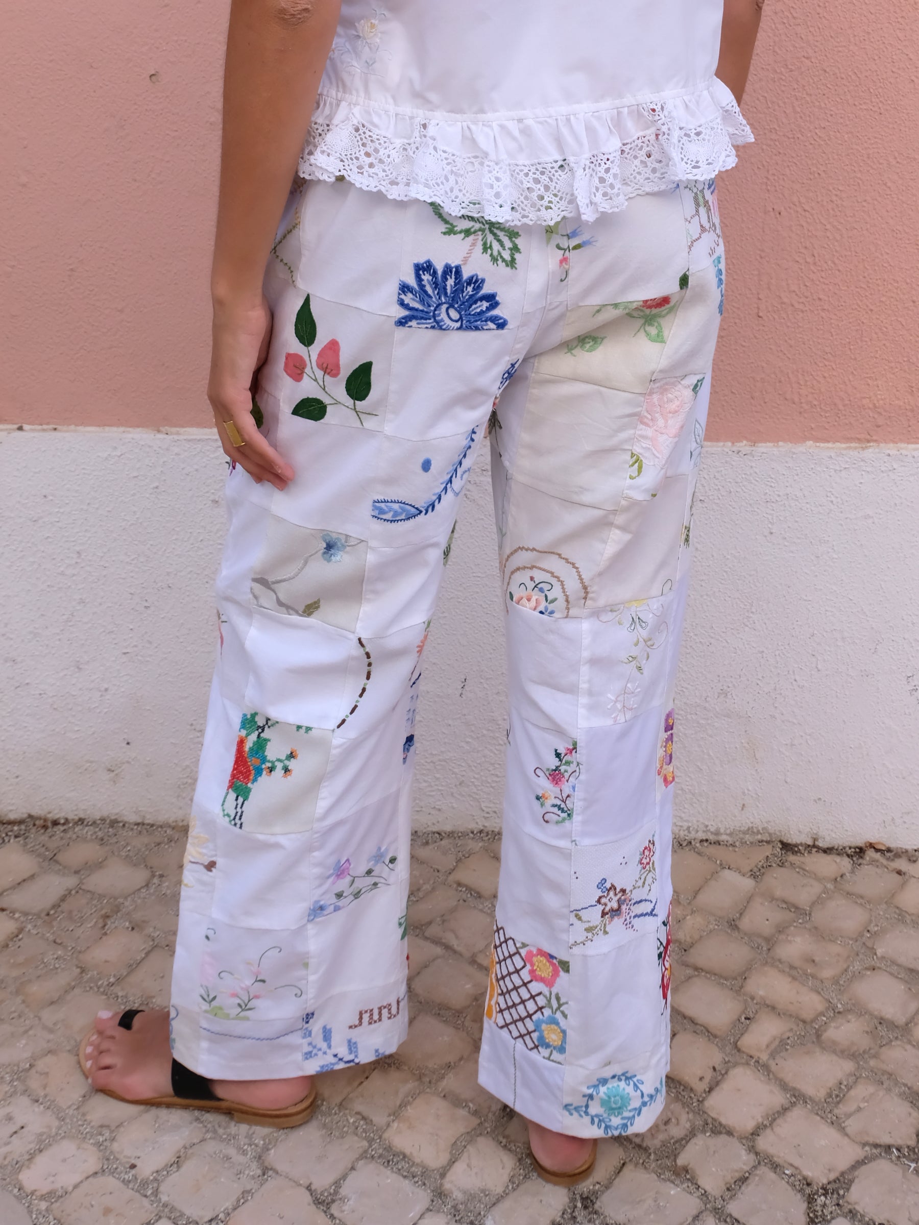 Pantalones bordados