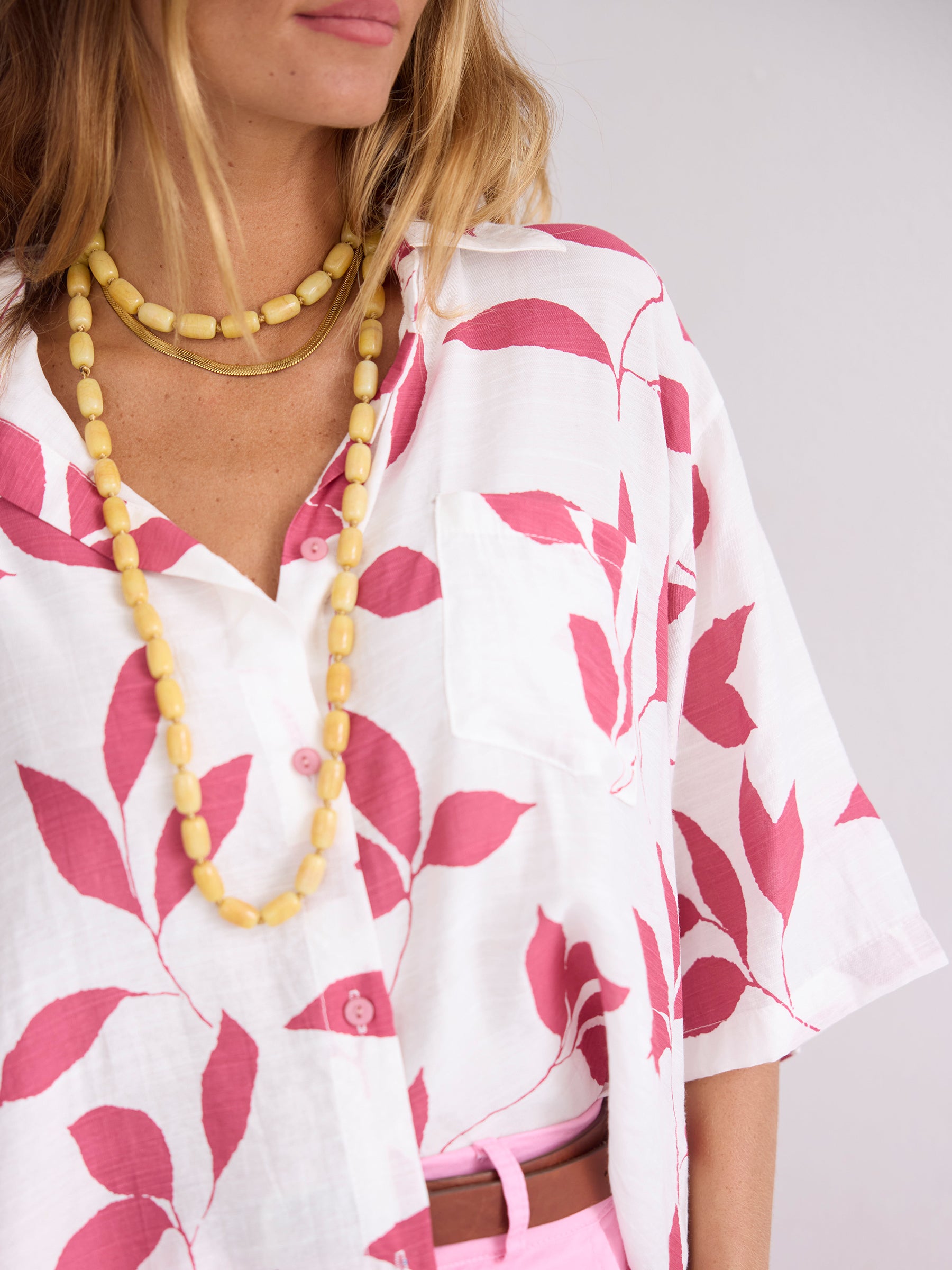 Camisa de color caqui