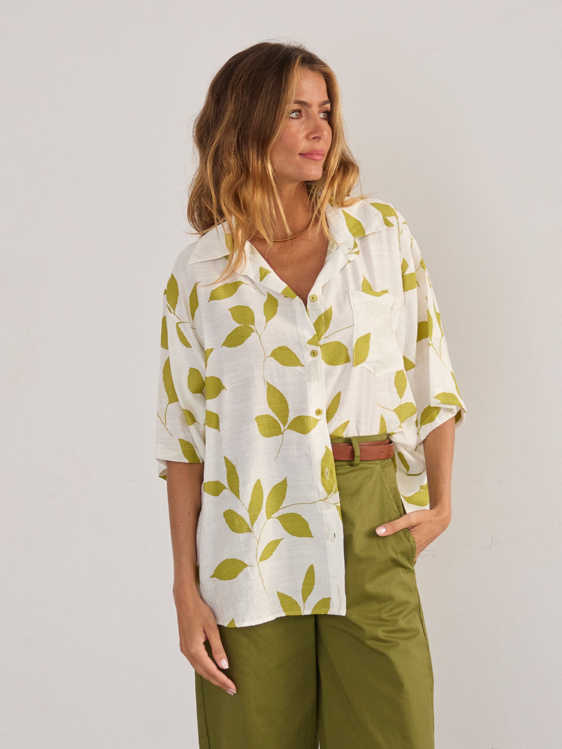 Camisa de color caqui