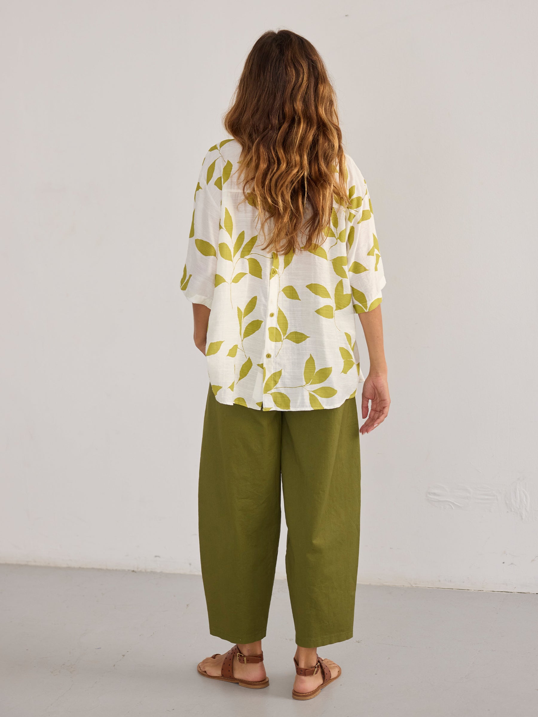 Camisa de color caqui