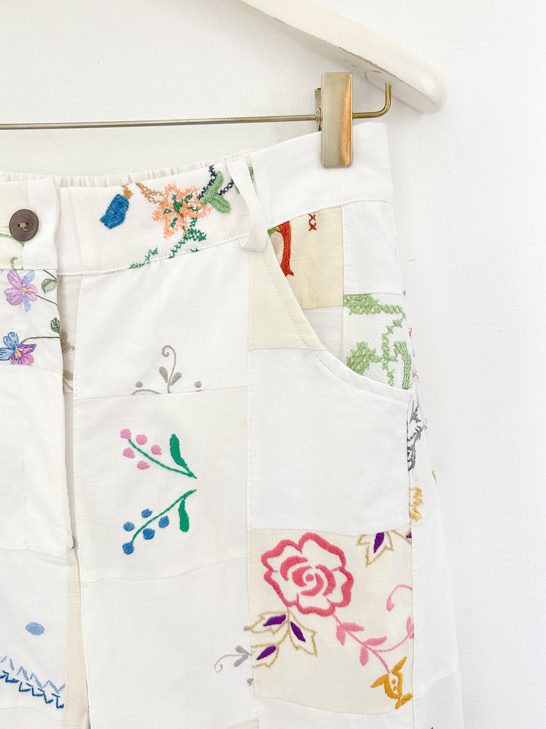 Pantalones bordados